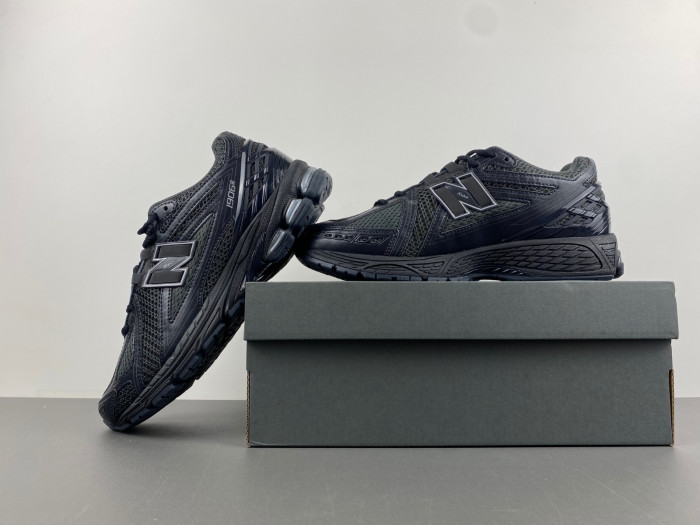 new Ba1an*e 1906r black metallic silver m1906rjb